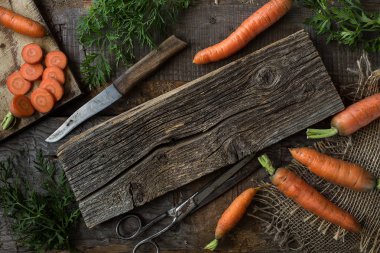 Taze havuç rustik koyu arka plan üzerinde. Sebze vitaminler Keratin. Doğal organik sağlıklı gıda kavramı. Kopya alanı ile üstten görünüm