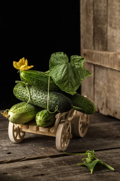 Pepinos Frescos Verdes Carro Madera Concepto Alimentación Saludable Comida Vegetariana — Foto de Stock