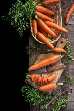 Taze havuç eski kesme tahtası üzerinde. Sebze vitaminler Keratin. Doğal organik sağlıklı gıda kavramı. Kopya alanı ile üstten görünüm
