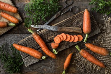 Taze havuç rustik koyu arka plan üzerinde. Sebze vitaminler Keratin. Doğal organik sağlıklı gıda kavramı. Kopya alanı ile üstten görünüm