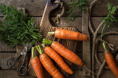 Eski ahşap arka plan üzerinde taze havuç. Sebze vitaminler Keratin. Doğal organik sağlıklı gıda kavramı. Kopya alanı ile üstten görünüm