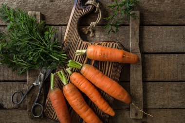 Eski ahşap arka plan üzerinde taze havuç. Sebze vitaminler Keratin. Doğal organik sağlıklı gıda kavramı. Kopya alanı ile üstten görünüm