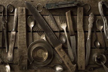 Vintage çatal bıçak takımı rustik koyu arka plan üzerinde. Eski mutfak eşyaları, üstten görünüm