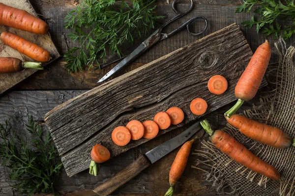 Taze havuç rustik koyu arka plan üzerinde. Sebze vitaminler Keratin. Doğal organik sağlıklı gıda kavramı. Kopya alanı ile üstten görünüm