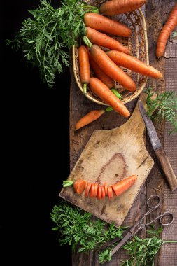 Taze havuç eski kesme tahtası üzerinde. Sebze vitaminler Keratin. Doğal organik sağlıklı gıda kavramı. Kopya alanı ile üstten görünüm