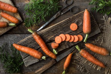 Taze havuç rustik koyu arka plan üzerinde. Sebze vitaminler Keratin. Doğal organik sağlıklı gıda kavramı. Kopya alanı ile üstten görünüm