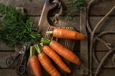 Eski ahşap arka plan üzerinde taze havuç. Sebze vitaminler Keratin. Doğal organik sağlıklı gıda kavramı. Kopya alanı ile üstten görünüm