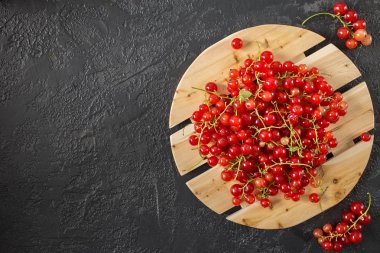 Gıda flatlay öğeleri. Frenk üzümü çilek yatan beton arka plan gri. Kopya alanı ile üstten görünüm