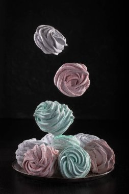 Renkli Marshmallow veya uçan Zephyr dondurmak hareket. Gıda uçan kavramı. Ev yapımı tatlılar