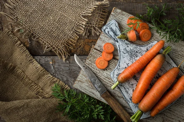 Plochá Laických Složení Čerstvou Mrkev Tmavém Pozadí Rustikální Zelenina Vitamíny — Stock fotografie