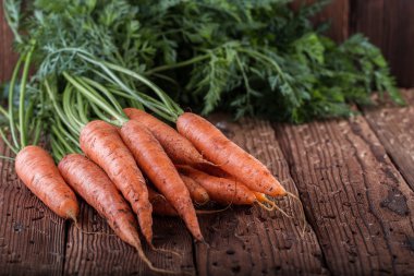 Havuç rustik masada demet. Sebze hasat. Sebze vitaminler Keratin. Doğal organik sağlıklı gıda kavramı