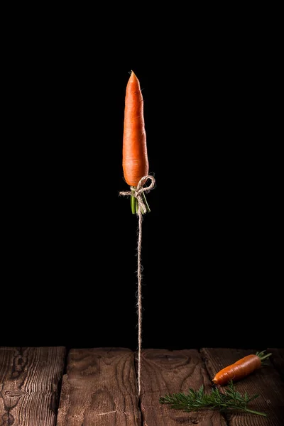 Siyah Arka Plan Üzerine Bir Roket Gibi Havuç Başlattı Sebze — Stok fotoğraf