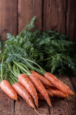 Havuç rustik masada demet. Sebze hasat. Sebze vitaminler Keratin. Doğal organik sağlıklı gıda kavramı