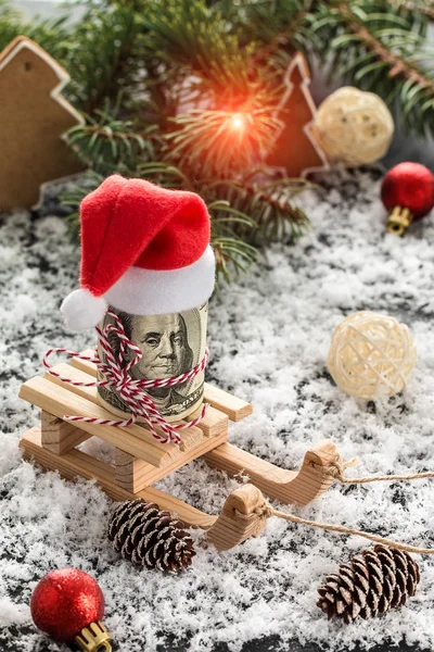 钱圣诞节礼物和雪花在木桌上 松树锥 在木桌上的雪花 圣诞节和新年概念 — 图库照片