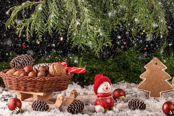 Composição Natal Com Presentes Vela Ardente Cesta Bolas Vermelhas Cones — Fotografia de Stock