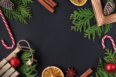 Noel sahne. Tatil tebrik kartı tasarımı. Kış tatil kompozisyon. Noel ve yeni yıl kutlama. Kış tatil kavramı. Üstten görünüm. Metin için yer