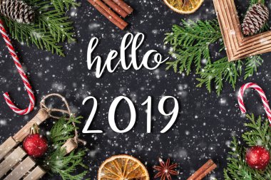 Merhaba 2019 el yazısı yazıt. Noel ve yeni yıl kutlama. Kış tatil kavramı. Noel süsleri. Üstten görünüm.