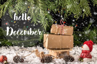 Aralık el yazısı yazıt Merhaba. Kış tatil kompozisyon. Noel ve yeni yıl kutlama. Kış tatil kavramı. Noel süsleri. Üstten görünüm.