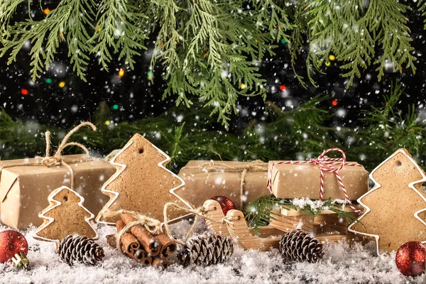 圣诞节作文与礼物 松树锥 云杉树枝和雪花在木桌上 — 图库照片