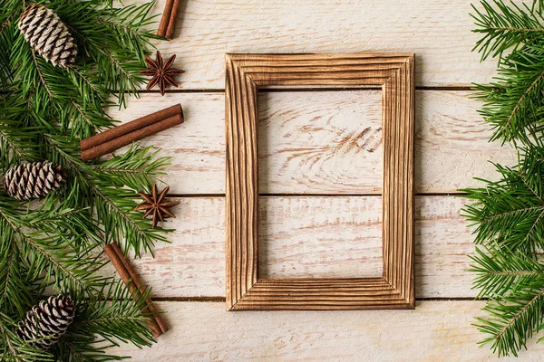 Kerstdecoratie Witte Houten Achtergrond Kerst Interieur Met Fotolijstjes Decoratieve Takken — Stockfoto