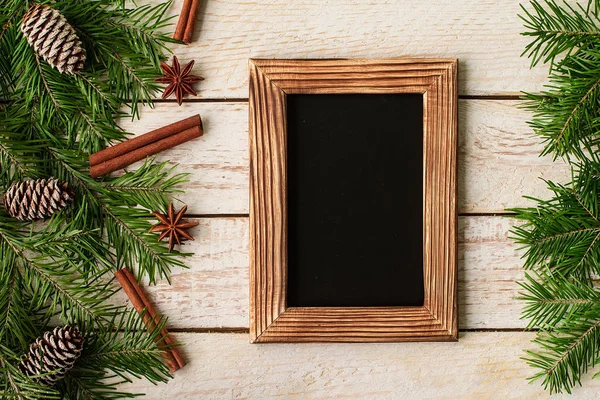 Kerstdecoratie Witte Houten Achtergrond Kerst Interieur Met Fotolijstjes Decoratieve Takken — Stockfoto