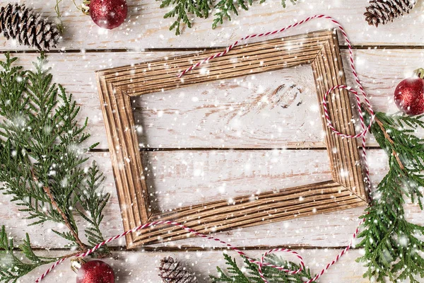 Kerstdecoratie Witte Houten Achtergrond Kerst Interieur Met Fotolijstjes Decoratieve Takken — Stockfoto