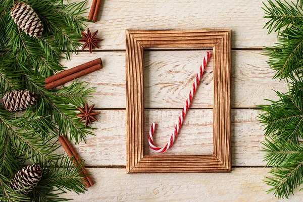 圣诞节装饰在白色的木桌上 圣诞节内饰与相框 装饰树枝 在木桌上的礼物 新年冬季作文 顶部视图 文本空间 — 图库照片