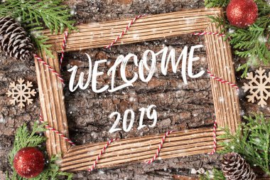 Hoşgeldiniz 2019 el yazısı yazıt. Kış tatil kompozisyon. Noel ve yeni yıl kutlama. Kış tatil kavramı. Noel süsleri. Üstten görünüm.