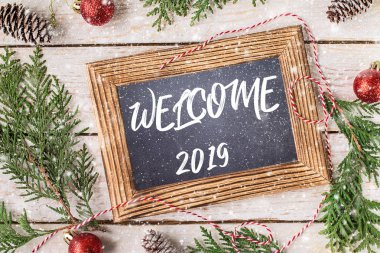 Hoşgeldiniz 2019. Yeni yıl kavramı. Yazıt 2019 yazı tahtası. Kış tatil kavramı. Üstten görünüm. Metin için yer