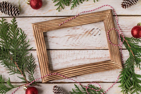 Kerstdecoratie Witte Houten Achtergrond Kerst Interieur Met Fotolijstjes Decoratieve Takken — Stockfoto