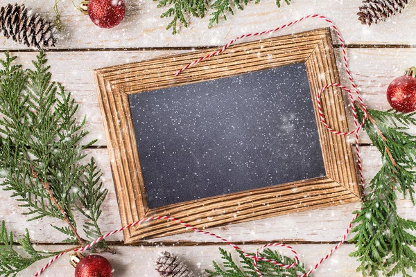 Kerstdecoratie Witte Houten Tafel Kerst Interieur Met Fotolijstjes Decoratieve Takken — Stockfoto