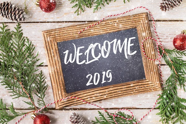 Hoşgeldiniz 2019. Yeni yıl kavramı. Yazıt 2019 yazı tahtası. Kış tatil kavramı. Üstten görünüm. Metin için yer