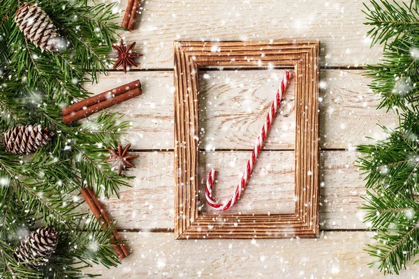 Beyaz Ahşap Masa Üzerinde Noel Dekorasyonu Fotoğraf Çerçevesi Dekoratif Dalları — Stok fotoğraf