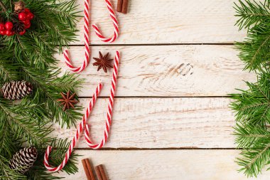 Çerçeve şenlikli Noel'in yapılmış ahşap arka plan dekor ve köknar dallarda. Noel ve yeni yıl kutlama. Kış tatil kavramı. Üstten görünüm. Metin için yer