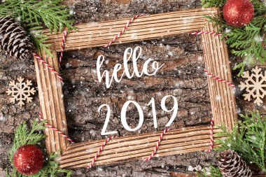 Merhaba 2019 el yazısı yazıt. Kış tatil kompozisyon. Noel ve yeni yıl kutlama. Kış tatil kavramı. Noel süsleri. Üstten görünüm.