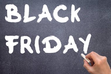 Siyah Cuma bir kara tahta üzerinde beyaz tebeşir ile el yazısı. Siyah Cuma satış konsepti