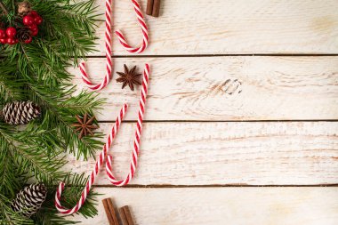    Çerçeve şenlikli Noel'in yapılmış ahşap arka plan dekor ve köknar dallarda. Noel ve yeni yıl kutlama. Kış tatil kavramı. Üstten görünüm. Metin için yer