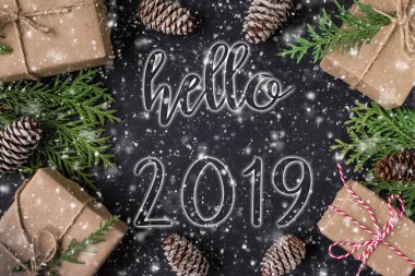 Merhaba 2019 tebrik kartı. Noel ve yeni yıl kutlama. Kış tatil kavramı. Üstten görünüm.