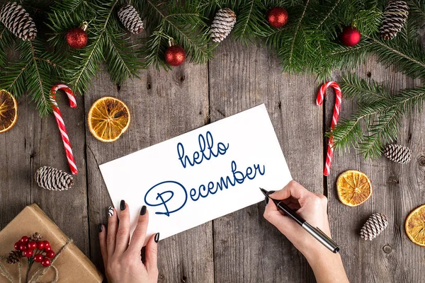 Hallo December Hand Belettering Inscriptie Oude Houten Achtergrond Pijnboom Takken — Stockfoto