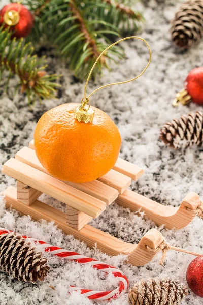 圣诞卡木雪橇 与新鲜的橘子在老木背景 具有选择性焦点的图像 — 图库照片