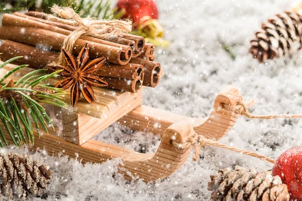 Tarjeta Navidad Con Trineo Madera Con Montón Canela Con Nieve —  Fotos de Stock