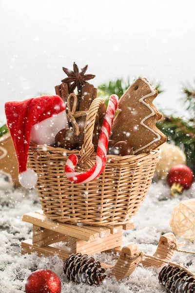 静物与圣诞树装饰和礼物 与木制雪橇 圣诞贺卡 寒假构成 新年和圣诞节庆祝活动 — 图库照片