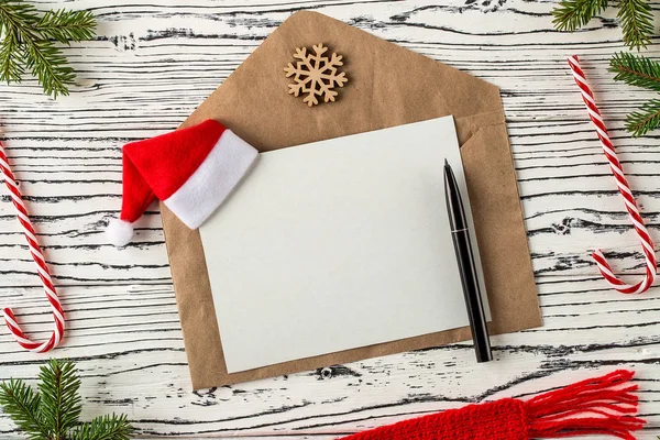 Noel posta, zarf ile ışık ahşap bir masa üzerindeki harfler — Stok fotoğraf