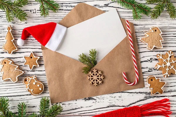 Kerst mail, enveloppen met peperkoek cookies. Bovenaanzicht — Stockfoto