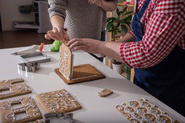 Noel zencefilli ev yapımı. Duvarlar bağlama. Yemek, kişi, Noel ve dekorasyon konsepti, zencefilli kurabiye yapma kadın evde evler 