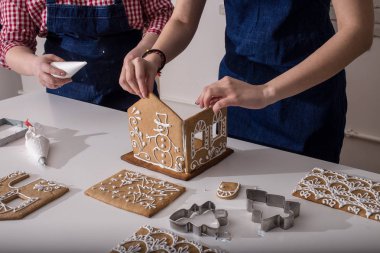 Noel zencefilli ev yapımı. Duvarlar bağlama. Yemek, kişi, Noel ve dekorasyon konsepti, zencefilli kurabiye yapma kadın evde evler 