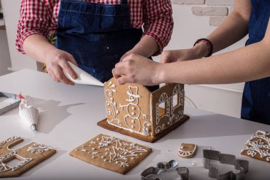 Noel zencefilli ev yapımı. Duvarlar bağlama. Yemek, kişi, Noel ve dekorasyon konsepti, zencefilli kurabiye yapma kadın evde evler 