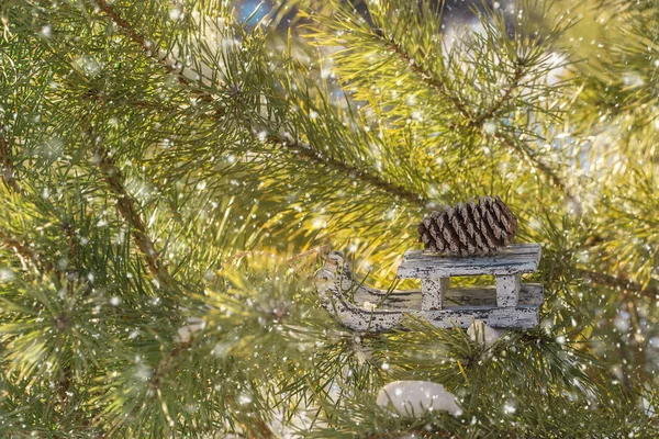 Boże Narodzenie Zabawki Drewniane Sanki Zimą Pine Tree Martwa Natura — Zdjęcie stockowe