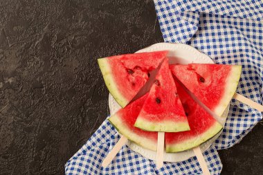 Kopya alanı dokulu beton zemin üzerine sulu karpuz dilimli