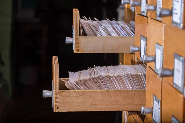 Oude houten kaartenbak in de archief bibliotheek. — Stockfoto